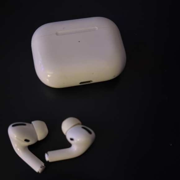 Apple AirPods Pro with Charging Case - White - Picture 4 of 11